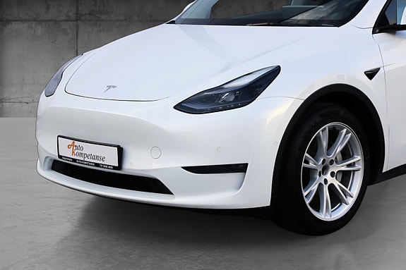 Tesla Model Y 4 of 18
