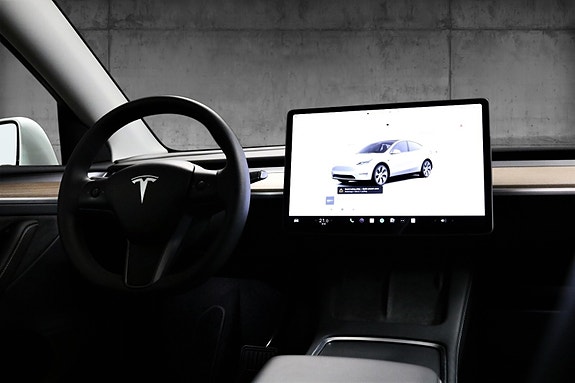 Tesla Model Y 17 of 18