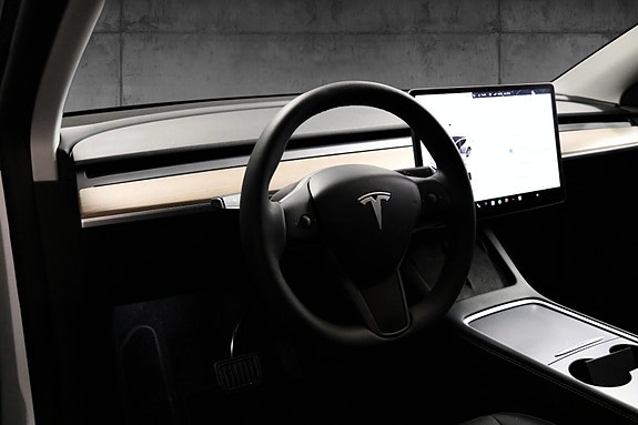 Tesla Model Y 10 of 18