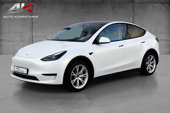 Tesla Model Y 3 of 18