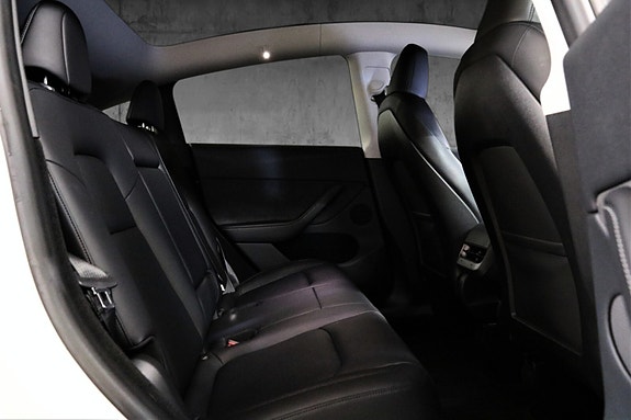 Tesla Model Y 14 of 18