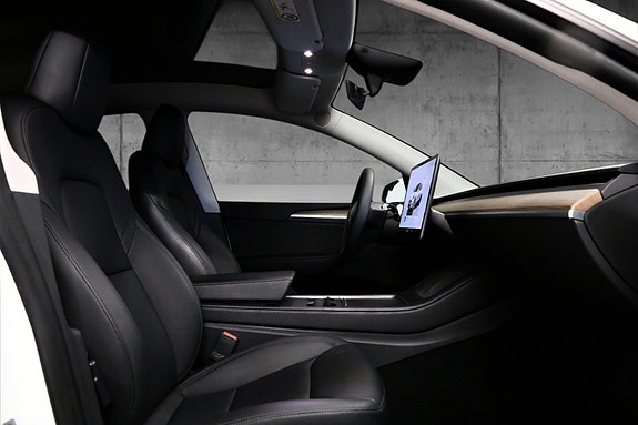 Tesla Model Y 15 of 18