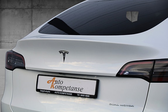 Tesla Model Y 7 of 18