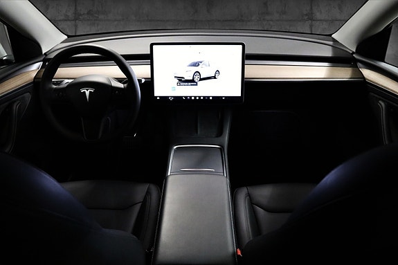 Tesla Model Y 9 of 18