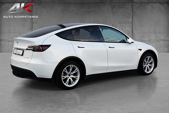 Tesla Model Y 6 of 18