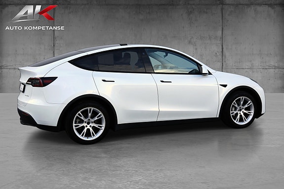 Tesla Model Y 8 of 18