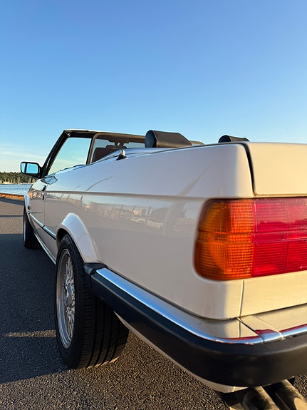 BMW 325i 9 of 21