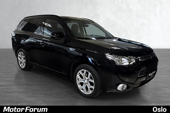 Elegant svart SUV i showroom med skinnende felger og krom.