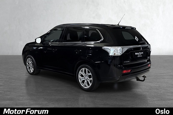 SUV bakparti med sporty felger og funksjonelt tilhengerfeste.