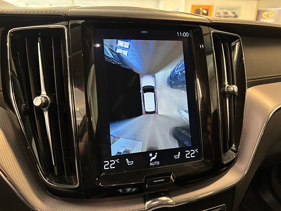Volvo XC60 13 of 30