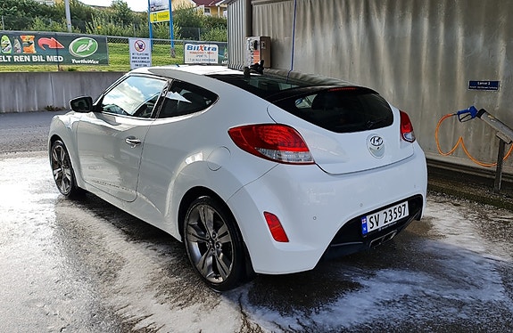 Hyundai Veloster 2 of 3