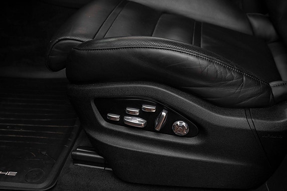 Porsche Cayenne 26 of 30