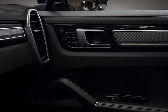 Porsche Cayenne 22 of 30
