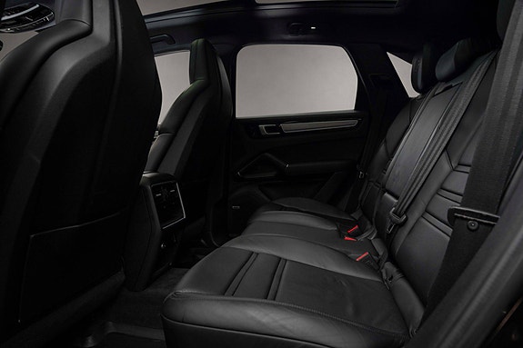 Porsche Cayenne 27 of 30