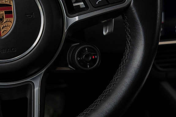 Porsche Cayenne 13 of 30