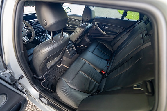 BMW 320i 26 of 30