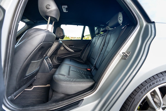 BMW 320i 28 of 30