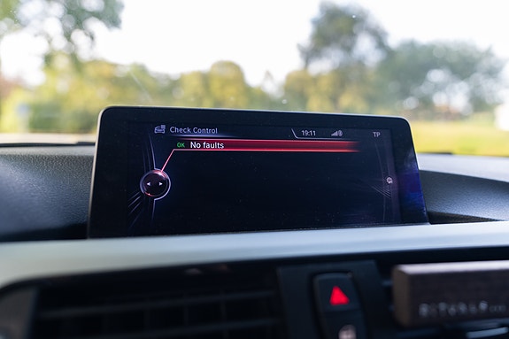BMW 320i 25 of 30