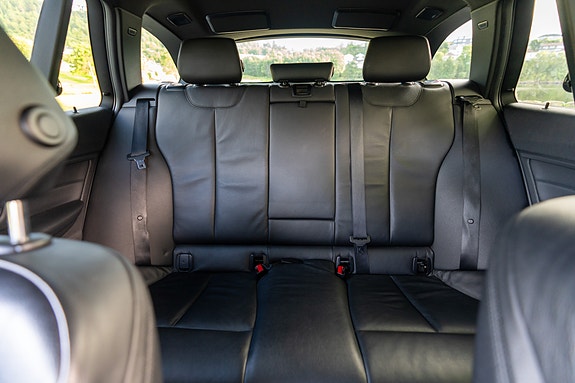 BMW 320i 27 of 30