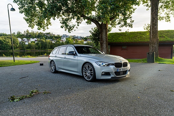 BMW 320i 4 of 30