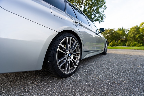 BMW 320i 12 of 30