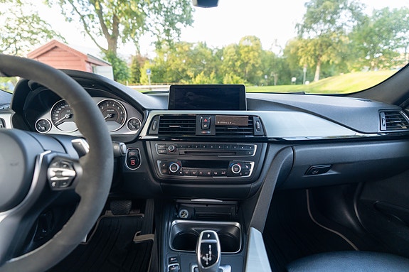 BMW 320i 24 of 30