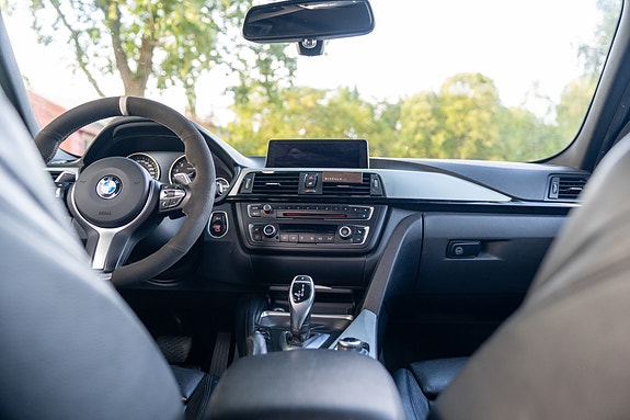 BMW 320i 21 of 30