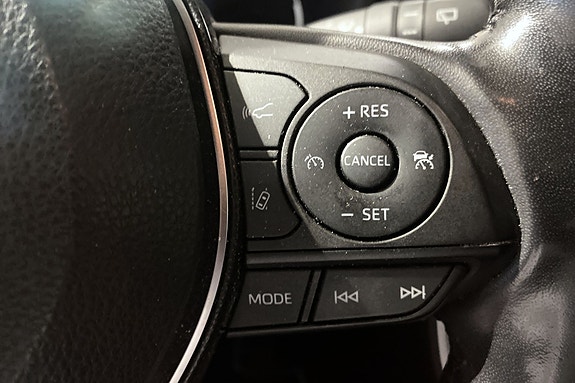 Integrert cruise control og lydstyring på multifunksjonsrattet.