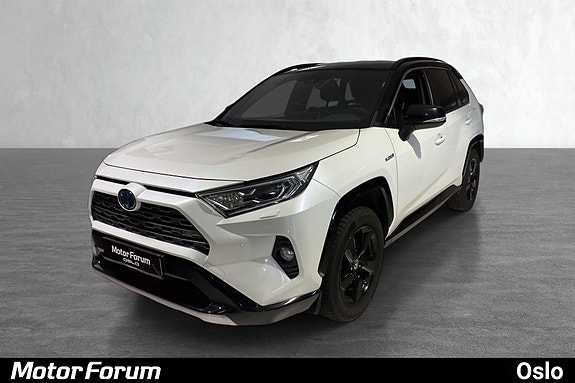 Elegant hvit SUV med moderne LED-lys og markant grilldesign.