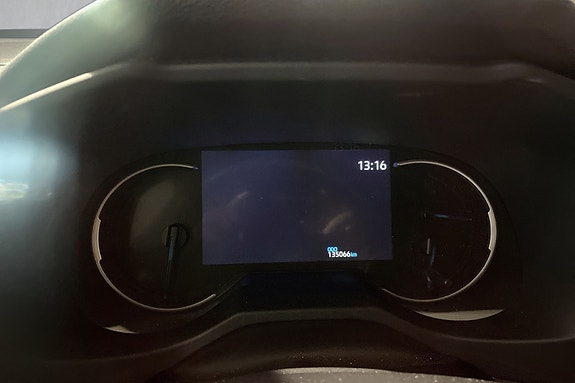 Moderne digitalt instrumentpanel sikrer oversikt under kjøring.