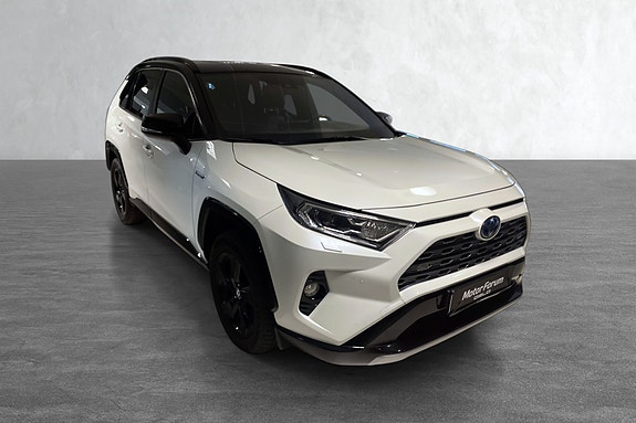 Sportslig hvit SUV med kontrasterende svart tak og AWD.