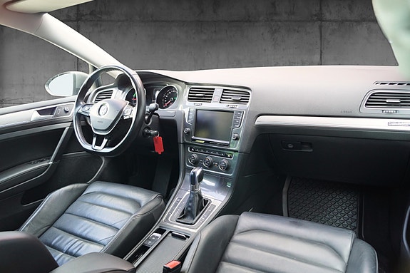 Volkswagen e-Golf VII 9 of 30