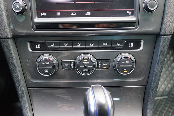Volkswagen e-Golf VII 26 of 30