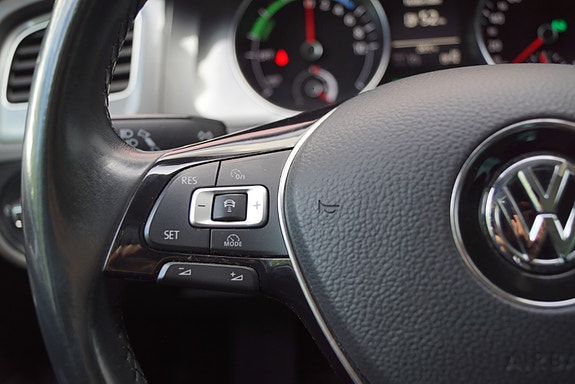Volkswagen e-Golf VII 18 of 30