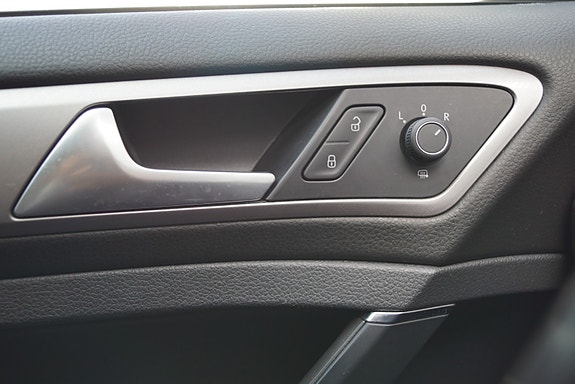 Volkswagen e-Golf VII 22 of 30