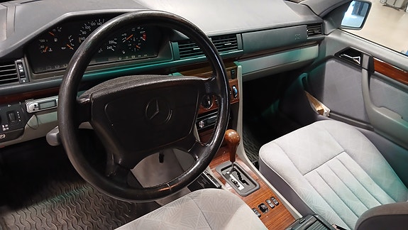 Mercedes-Benz E220 6 of 8