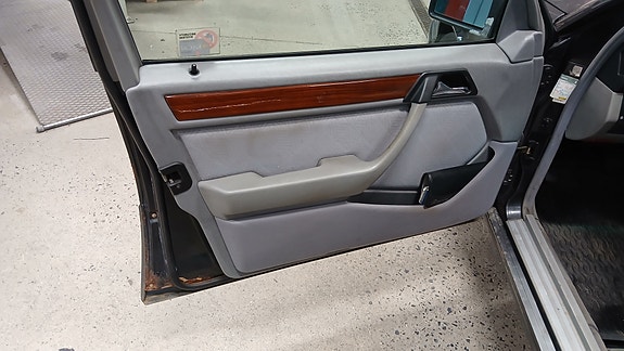 Mercedes-Benz E220 5 of 8