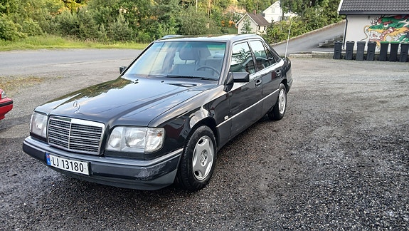 Mercedes-Benz E220 2 of 8