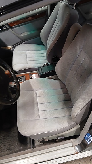 Mercedes-Benz E220 4 of 8