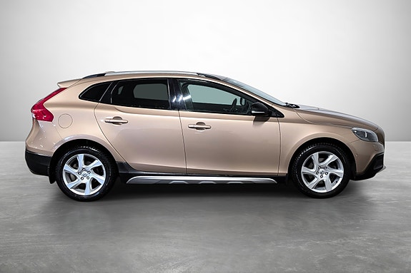 Volvo V40 2 of 19