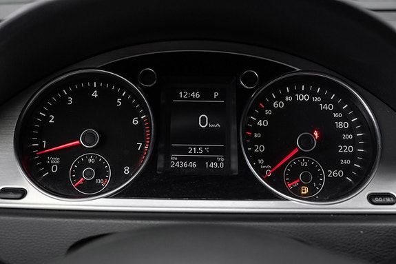 Volkswagen Passat 18 of 24