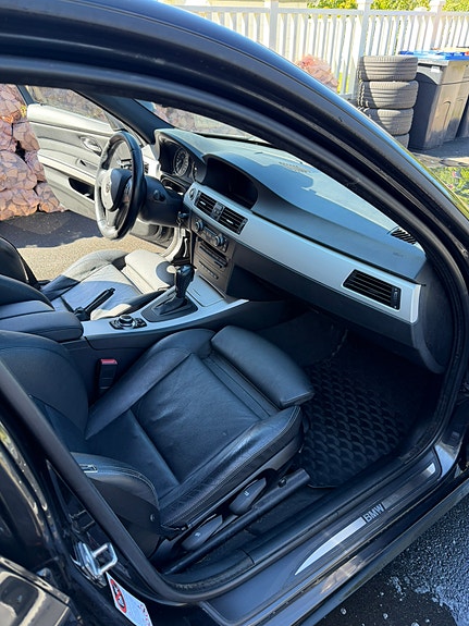 BMW 330d 8 of 16