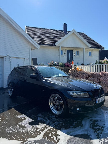 BMW 330d 2 of 16