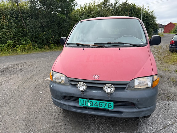 Toyota HiAce 2 of 12
