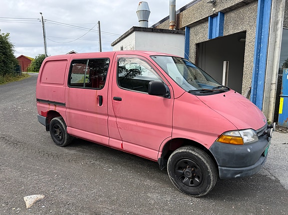 Toyota HiAce 3 of 12