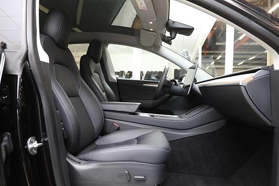 Tesla Model Y 15 of 30