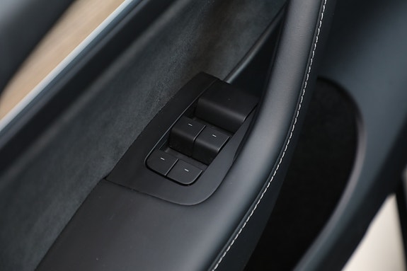 Tesla Model Y 20 of 30
