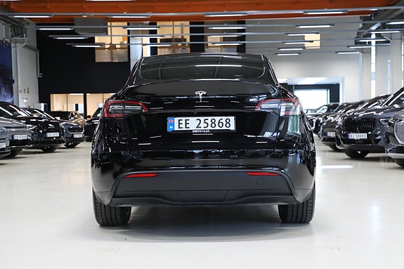 Tesla Model Y 7 of 30