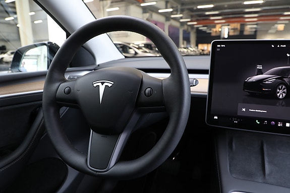 Tesla Model Y 14 of 30