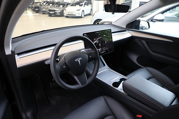 Tesla Model Y 19 of 30